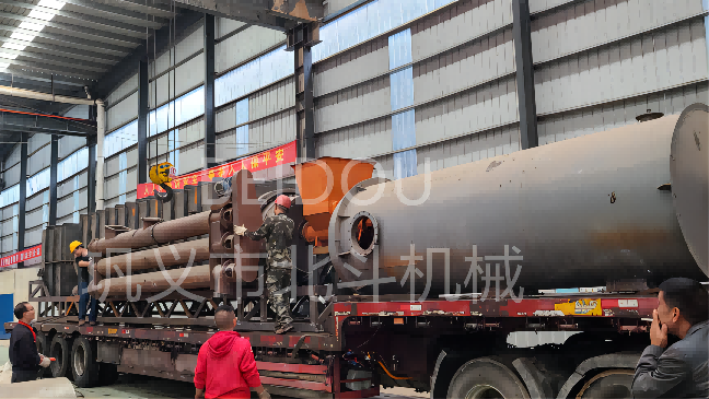 客戶定制的環保型連續木屑炭化爐裝車完畢發往四川