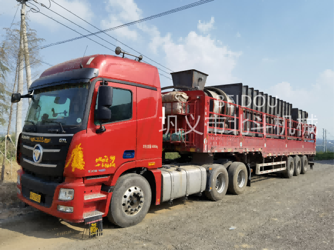 鞏義市北斗機械發往江西木材炭化爐開啟運輸