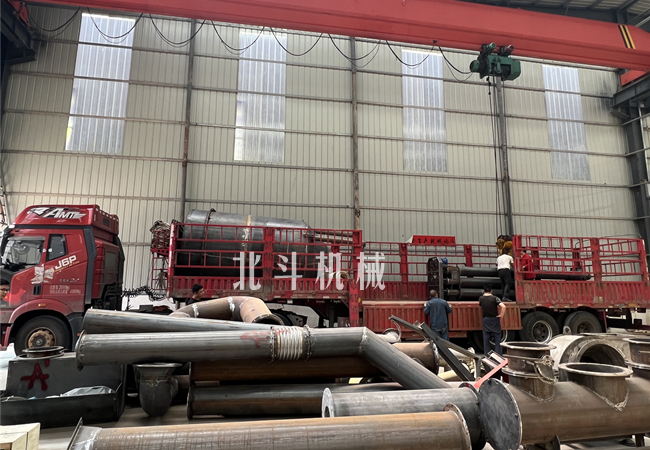 新型無煙環保稻殼炭化爐生產線裝車發往廣東