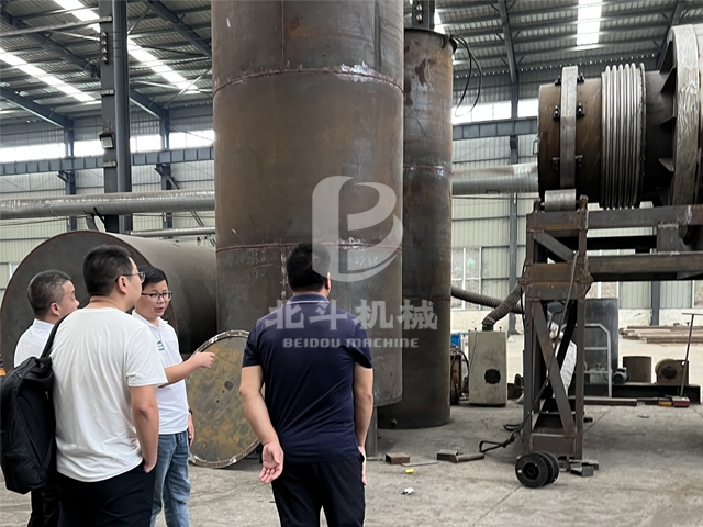 客戶在車間考察生物質連續炭化爐