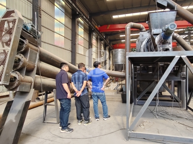 5月酷熱中客戶來考察生物質炭化爐
