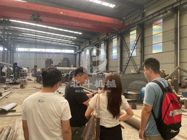 北斗機(jī)械實(shí)力引客！客戶實(shí)地考察炭化爐
